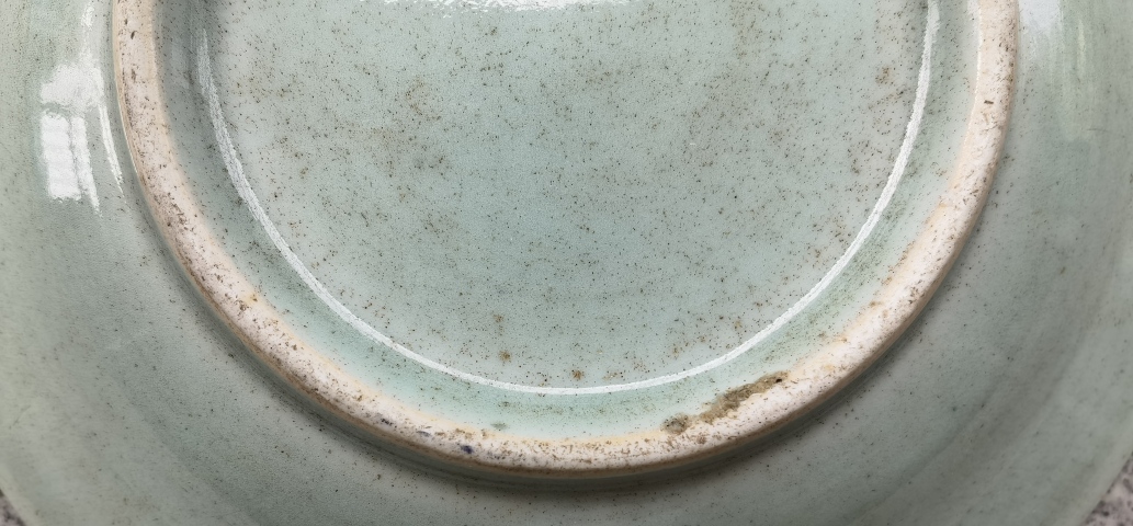 古玩陶瓷清中期豆青青花山水人物紋盤真品鑒賞圖