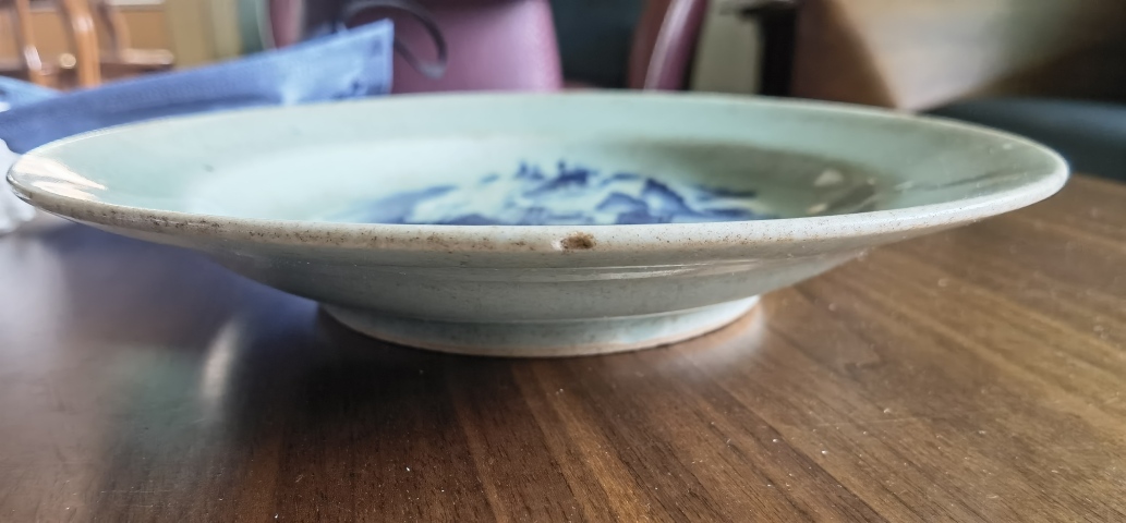 古玩陶瓷清中期豆青青花山水人物紋盤真品鑒賞圖
