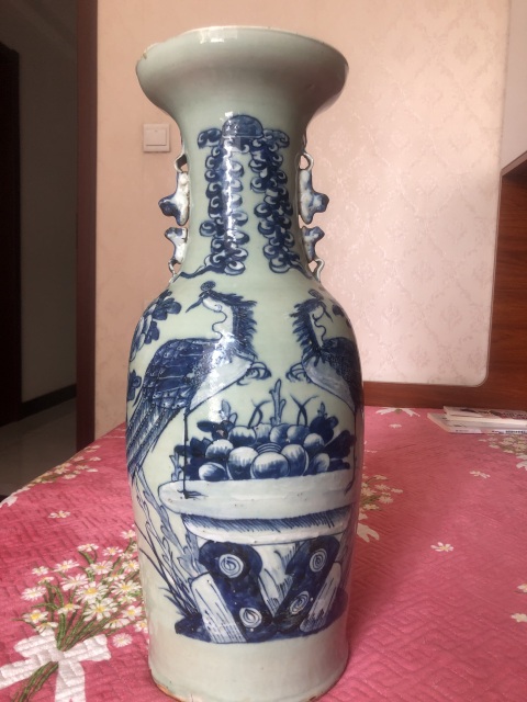 域鉴古玩】清中晚期300件豆青釉青花堆白鸾凤和鸣纹盘口瓶拍卖