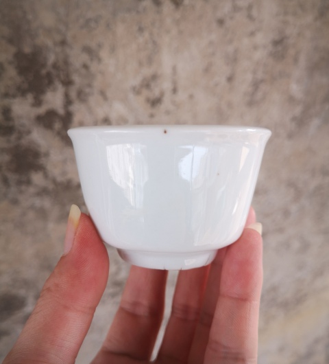 古玩陶瓷清代.甜白釉唇口杯拍賣，當前價格100元