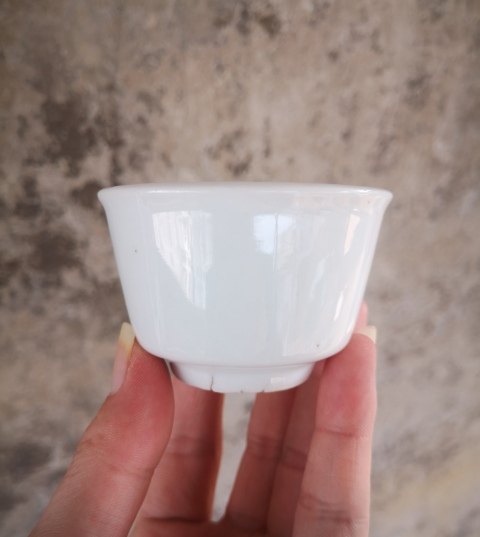 古玩陶瓷清代.甜白釉唇口杯拍賣，當前價格100元