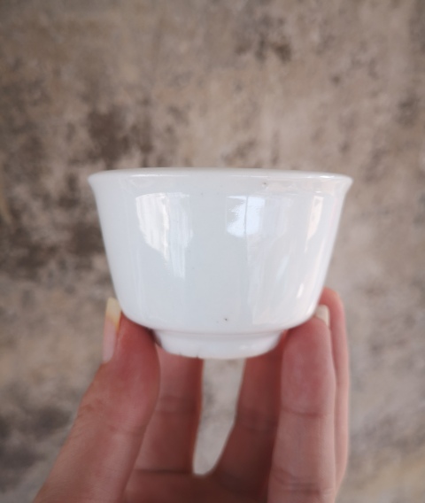 古玩陶瓷清代.甜白釉唇口杯拍賣，當前價格100元