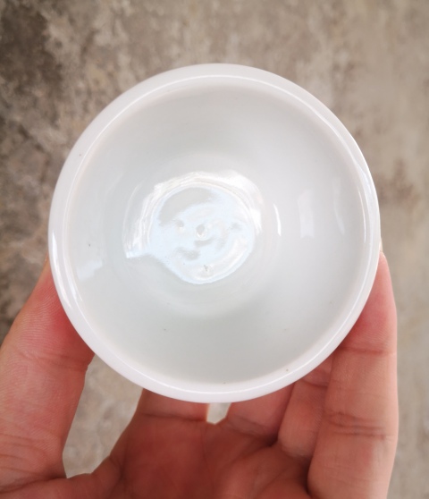 古玩陶瓷清代.甜白釉唇口杯拍賣，當前價格100元