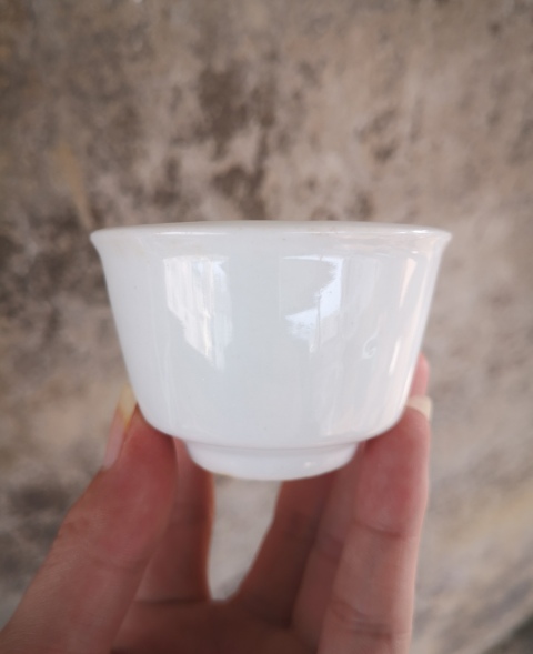 古玩陶瓷清代.甜白釉唇口杯拍賣，當前價格100元