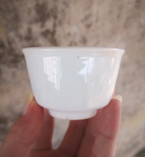 古玩陶瓷清代.甜白釉唇口杯拍賣，當前價格100元