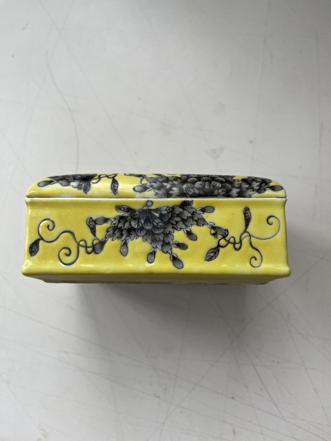 古玩陶瓷大雅齋風格黃地墨彩花鳥紋蓋盒拍賣，當前價格13000元