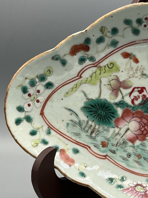 古玩陶瓷廣東文物公司80年代庫出 清同治粉彩荷塘翠鳥海棠盤拍賣，當前價格792元