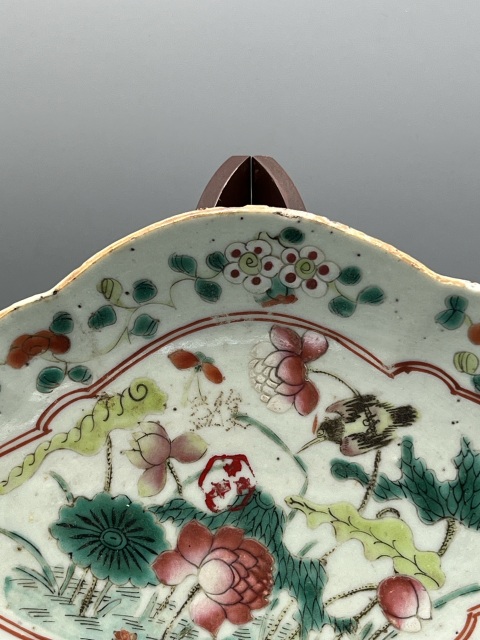古玩陶瓷廣東文物公司80年代庫出 清同治粉彩荷塘翠鳥海棠盤拍賣，當前價格792元