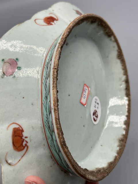 古玩陶瓷廣東文物公司80年代庫出 清同治粉彩荷塘翠鳥海棠盤拍賣，當前價格792元
