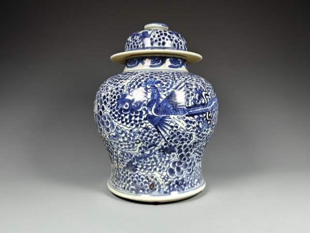 中国美術 青花 人物紋 瓶 高27cm 康熙年製 款 (HA369) 大清康熙青花人物花木鳥蝶図瓶 （底款大清康熙年