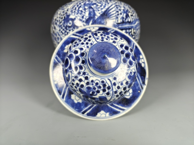 中国美術 青花 人物紋 瓶 高27cm 康熙年製 款 (HA369) 大清康熙青花人物花木鳥蝶図瓶 （底款大清康熙年