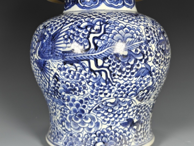 中国美術 青花 人物紋 瓶 高27cm 康熙年製 款 (HA369) 大清康熙青花人物花木鳥蝶図瓶 （底款大清康熙年