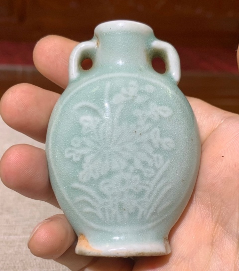 古玩陶瓷冬青釉印花小瓶拍賣,當前價格2300元