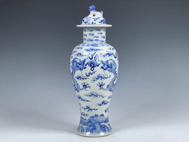 古玩陶瓷清晚期·青花雙龍戲珠紋蓋瓶拍賣，當(dāng)前價格4680元