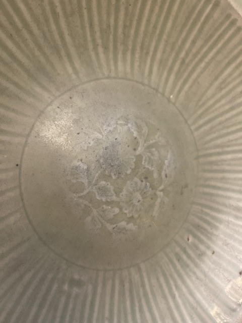 古玩陶瓷元末明初 龍泉窯花卉紋折沿大盤拍賣,當前價格25000元