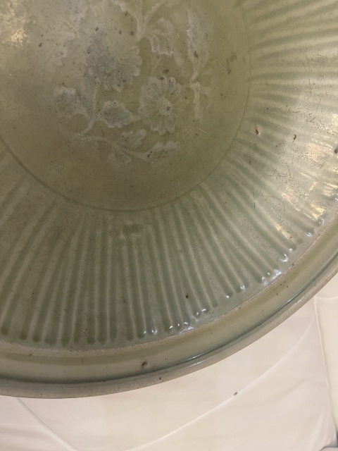 古玩陶瓷元末明初 龍泉窯花卉紋折沿大盤拍賣,當前價格25000元