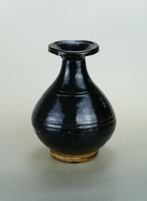 中国 骨董品 瓶 定窑 黑釉瓶 陶芸 古美術。 A 'Cizhou' black-glazed russet-splashed jar, Jin dynasty
