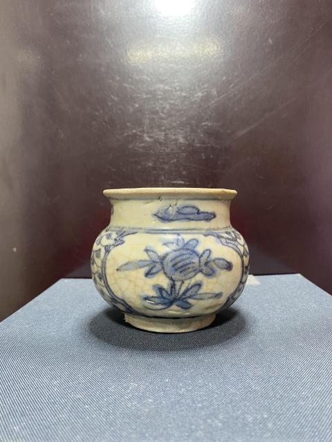 古玩陶瓷明青花開窗花卉紋渣斗拍賣,當前價格2280元