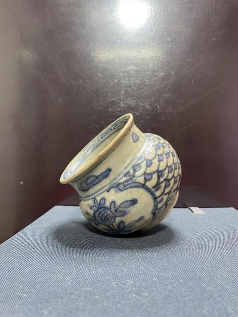 古玩陶瓷明青花開窗花卉紋渣斗拍賣,當前價格2280元
