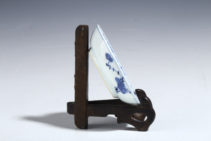 古玩陶瓷清康熙·青花開窗嬰戲花卉紋碟拍賣，當前價格999元