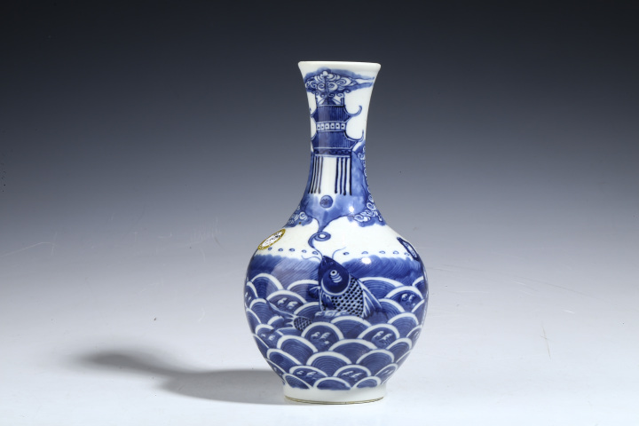 古玩陶瓷晚清·青花鯉魚躍龍門圖賞瓶拍賣,當前價格12800元