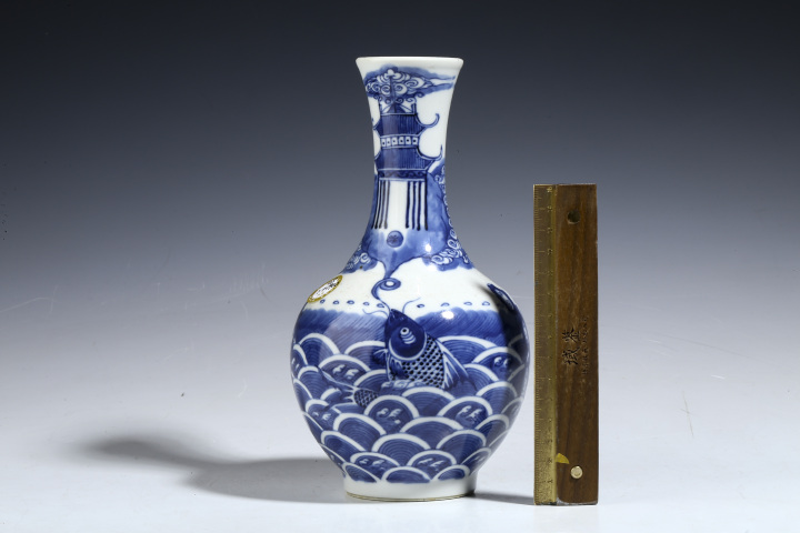 古玩陶瓷晚清·青花鯉魚躍龍門圖賞瓶拍賣,當前價格12800元