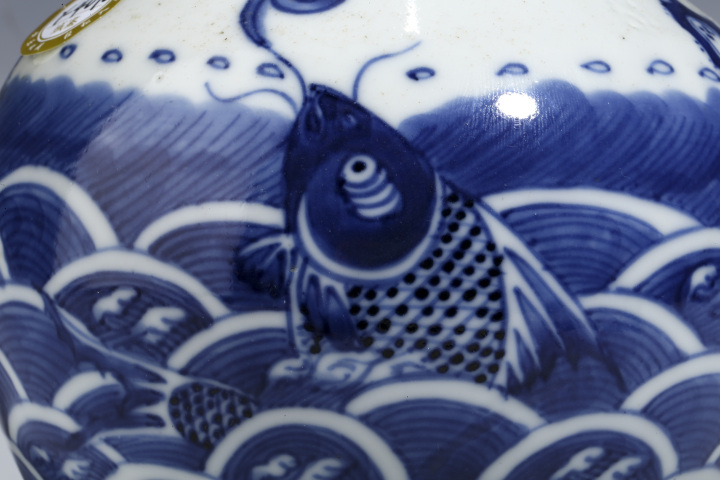 古玩陶瓷晚清·青花鯉魚躍龍門圖賞瓶拍賣,當前價格12800元