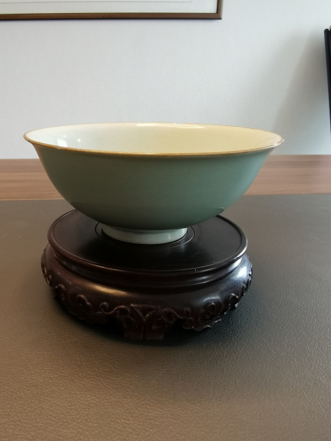 古玩陶瓷大清乾隆年製官窯本朝款豆青釉茶碗拍賣，當前價格850元