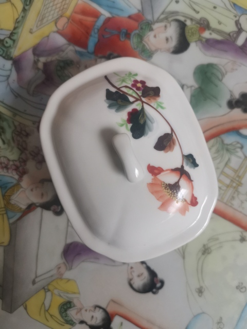 古玩陶瓷粉彩花卉紋蓋盒拍賣,當前價格377元