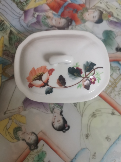 古玩陶瓷粉彩花卉紋蓋盒拍賣,當前價格377元
