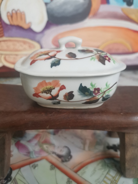 古玩陶瓷粉彩花卉紋蓋盒拍賣,當前價格377元