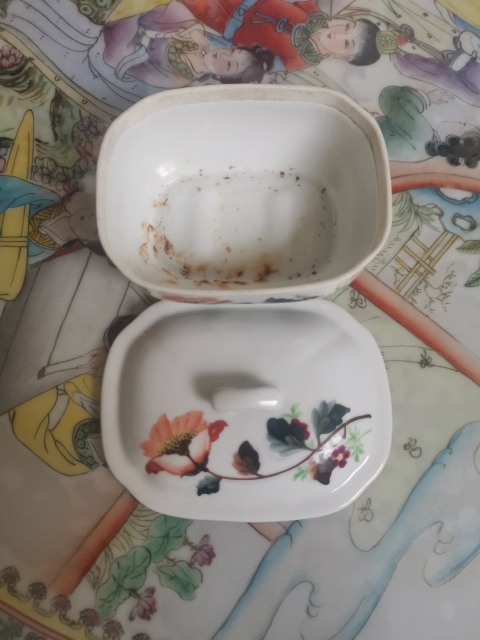 古玩陶瓷粉彩花卉紋蓋盒拍賣,當前價格377元