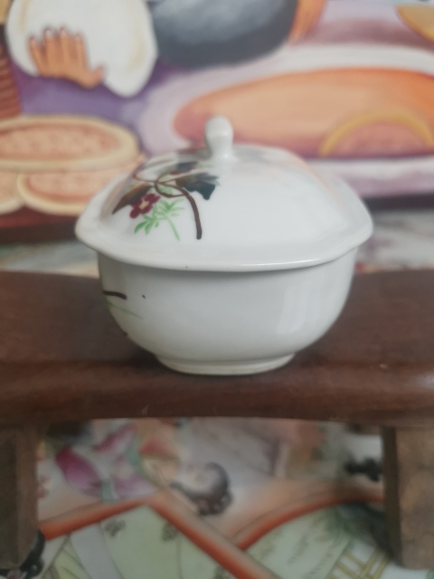 古玩陶瓷粉彩花卉紋蓋盒拍賣,當前價格377元