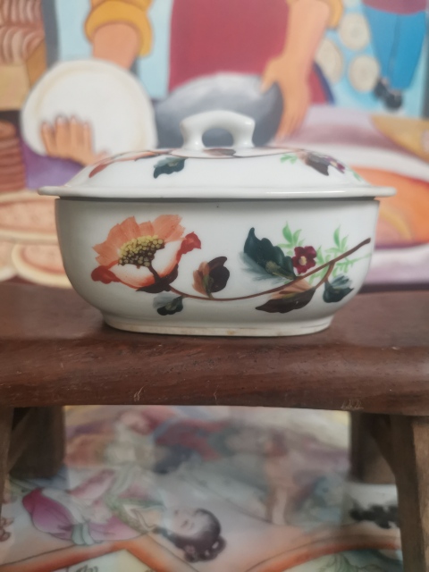 古玩陶瓷粉彩花卉紋蓋盒拍賣,當前價格377元