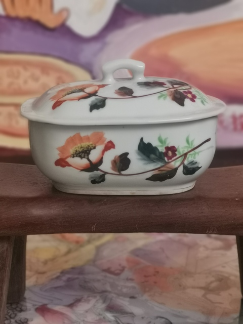 古玩陶瓷粉彩花卉紋蓋盒拍賣,當前價格377元