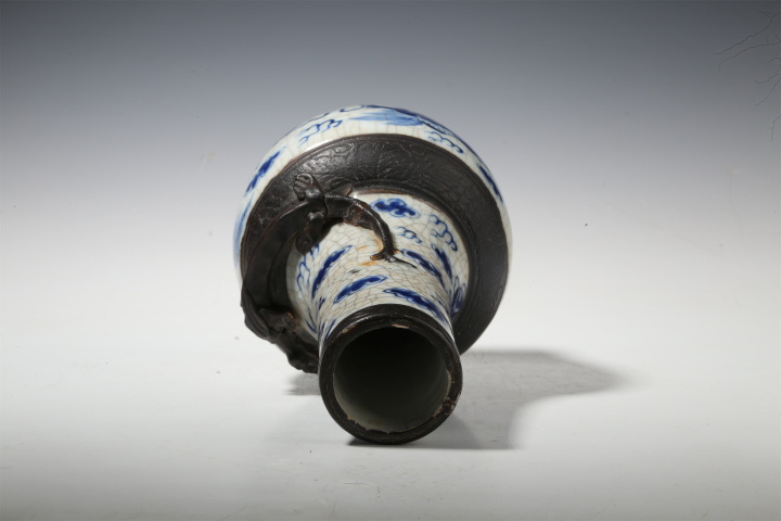 古玩陶瓷清晚·哥釉青花獅子繡球紋堆塑螭龍瓶真品鑒賞圖