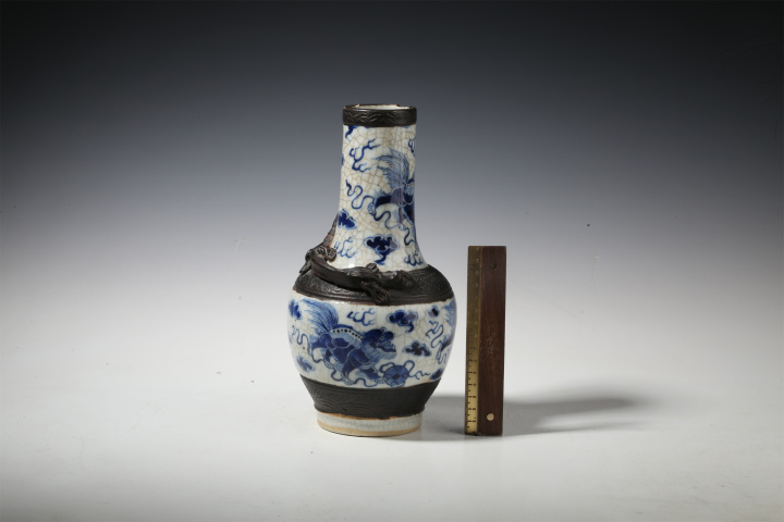 古玩陶瓷清晚·哥釉青花獅子繡球紋堆塑螭龍瓶真品鑒賞圖