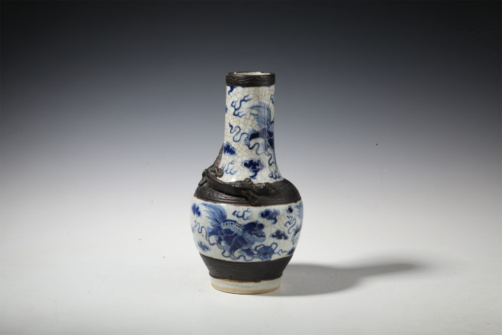 古玩陶瓷清晚·哥釉青花獅子繡球紋堆塑螭龍瓶真品鑒賞圖