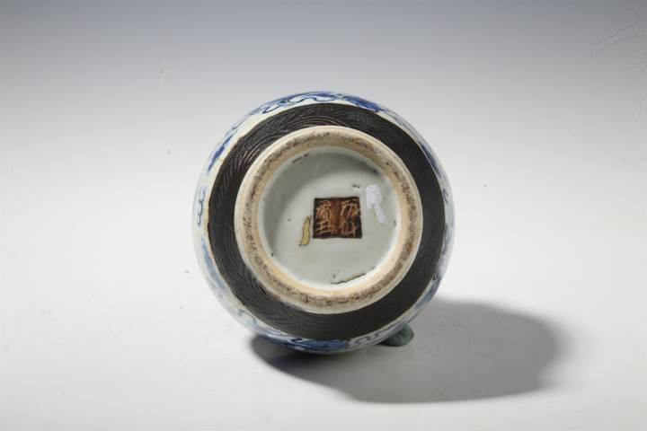 古玩陶瓷清晚·哥釉青花獅子繡球紋堆塑螭龍瓶真品鑒賞圖