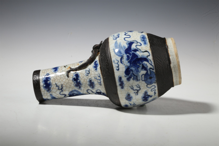 古玩陶瓷清晚·哥釉青花獅子繡球紋堆塑螭龍瓶真品鑒賞圖