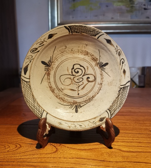 古玩陶瓷明白地黑花折沿盤拍賣,當前價格688元