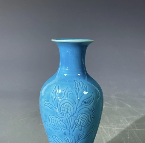 古玩陶瓷孔雀藍釉暗刻花卉紋觀音瓶拍賣，當前價格3500元