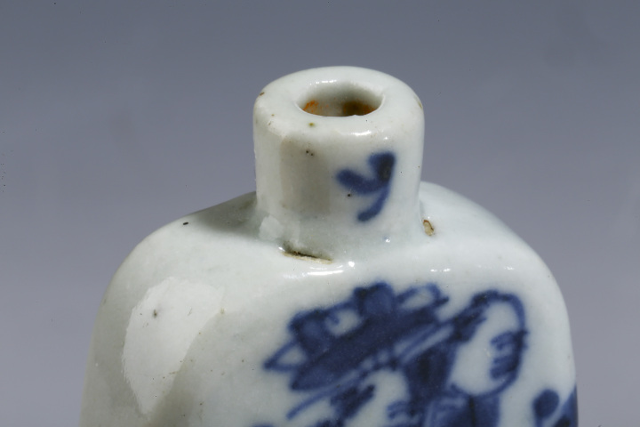 古玩陶瓷晚清·青花合和二仙人物紋鼻煙壺拍賣，當(dāng)前價格1800元