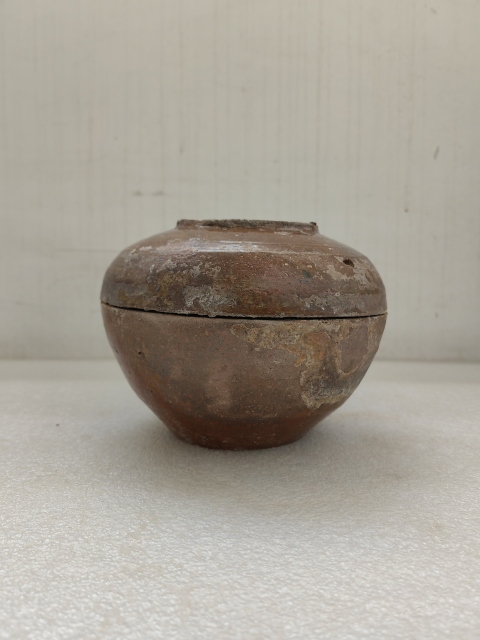 古玩陶瓷黃綠釉蓋盒拍賣，當(dāng)前價(jià)格850元