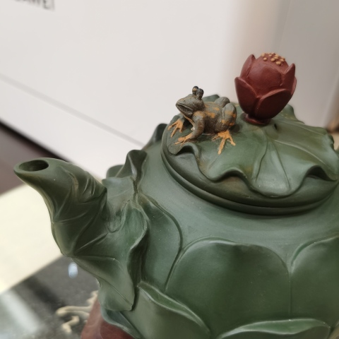 古玩雜項“蔣蓉”款綠泥青蛙瓢蟲蓮花壺拍賣,當前價格666元