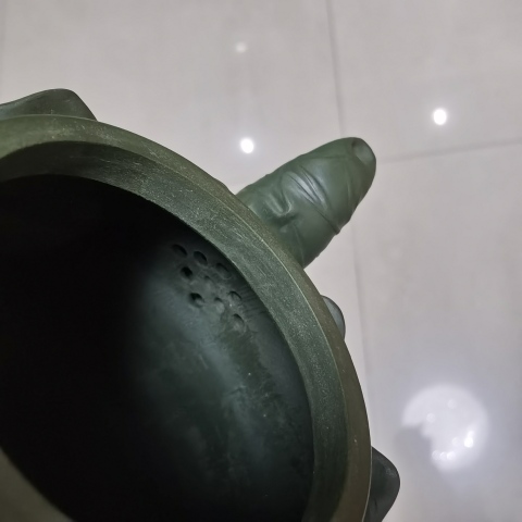 古玩雜項“蔣蓉”款綠泥青蛙瓢蟲蓮花壺拍賣,當前價格666元