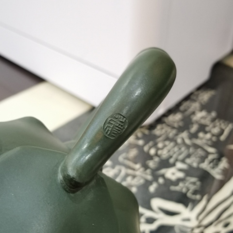 古玩雜項“蔣蓉”款綠泥青蛙瓢蟲蓮花壺拍賣,當前價格666元