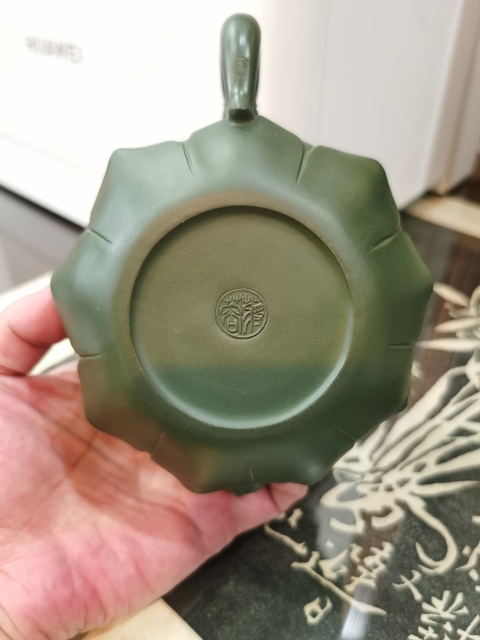 古玩雜項“蔣蓉”款綠泥青蛙瓢蟲蓮花壺拍賣,當前價格666元
