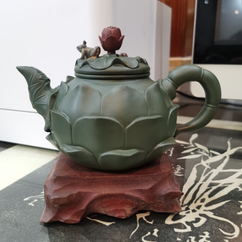 古玩雜項“蔣蓉”款綠泥青蛙瓢蟲蓮花壺拍賣,當前價格666元