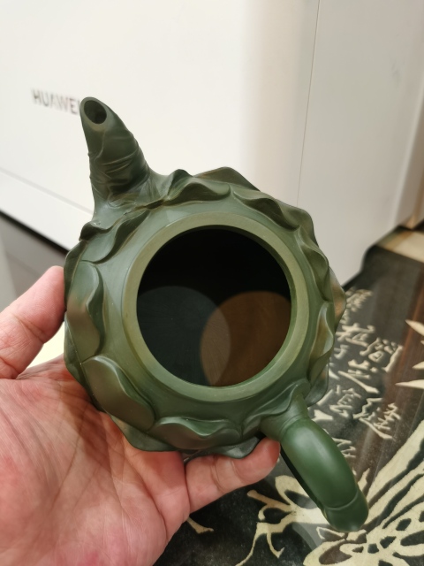 古玩雜項“蔣蓉”款綠泥青蛙瓢蟲蓮花壺拍賣,當前價格666元